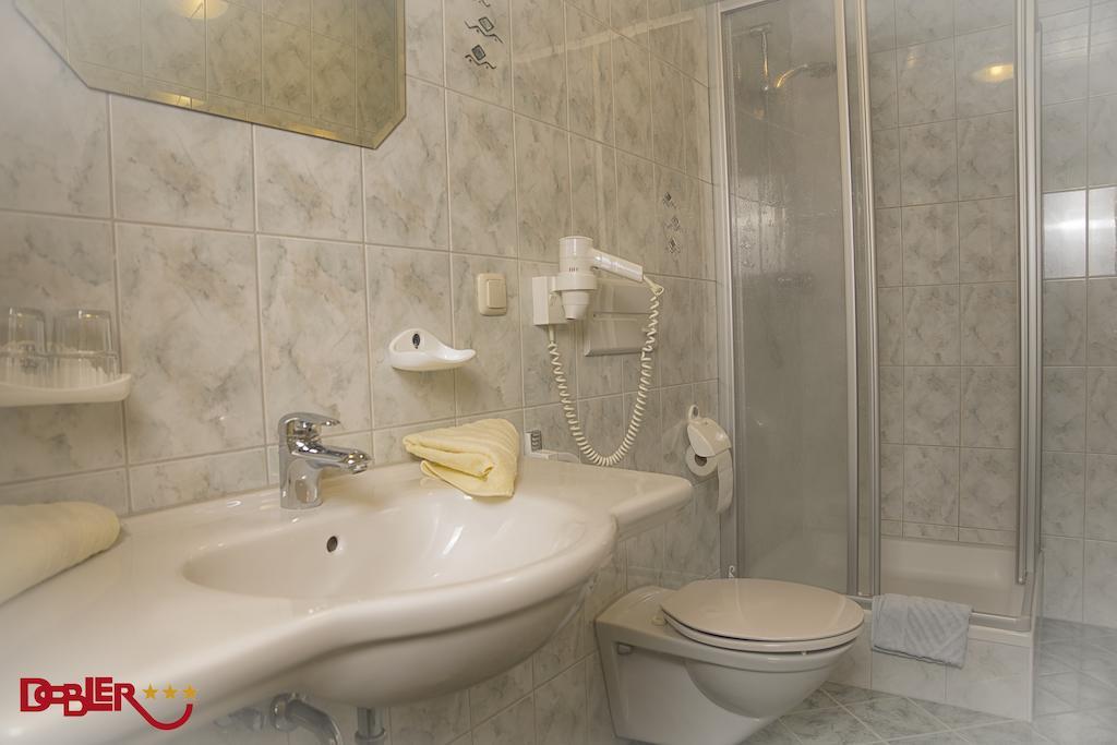 Ferienhotel Dobler Weissenbach am Lech Szoba fotó